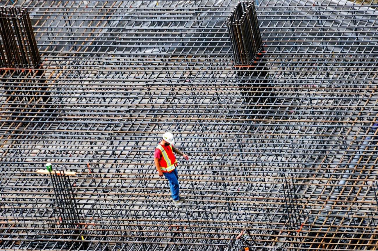 基礎の配筋が広がる建設現場
